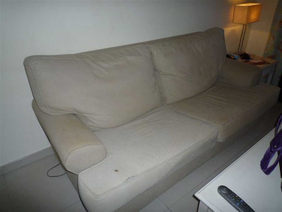 Sofa voller Dreck, Löcher und Brandspuren Ilunion Sancti Petri