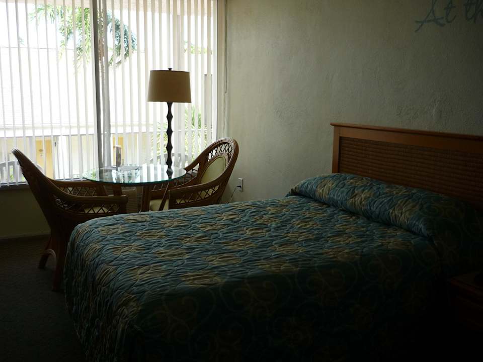 Sitzecke mit hohem Glastisch Hotel Outrigger Beach Resort