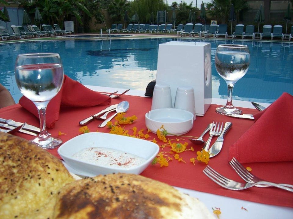 Essen am Pool Hane Family Resort