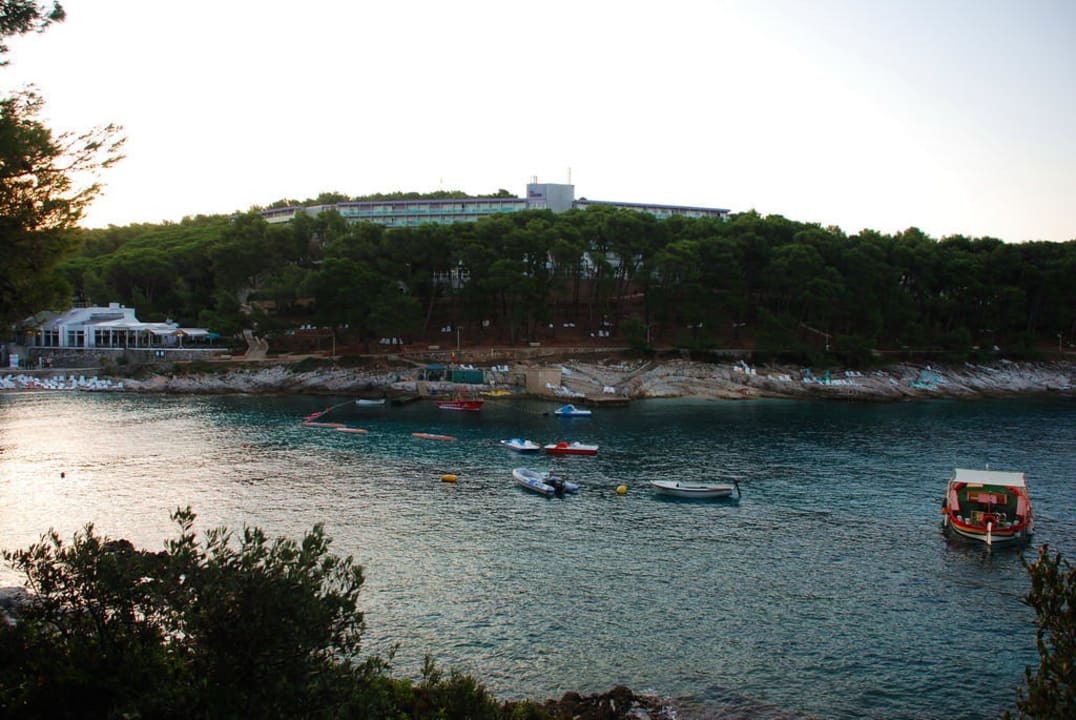 Hotel und Strand von gegenüber Hotel Aurora