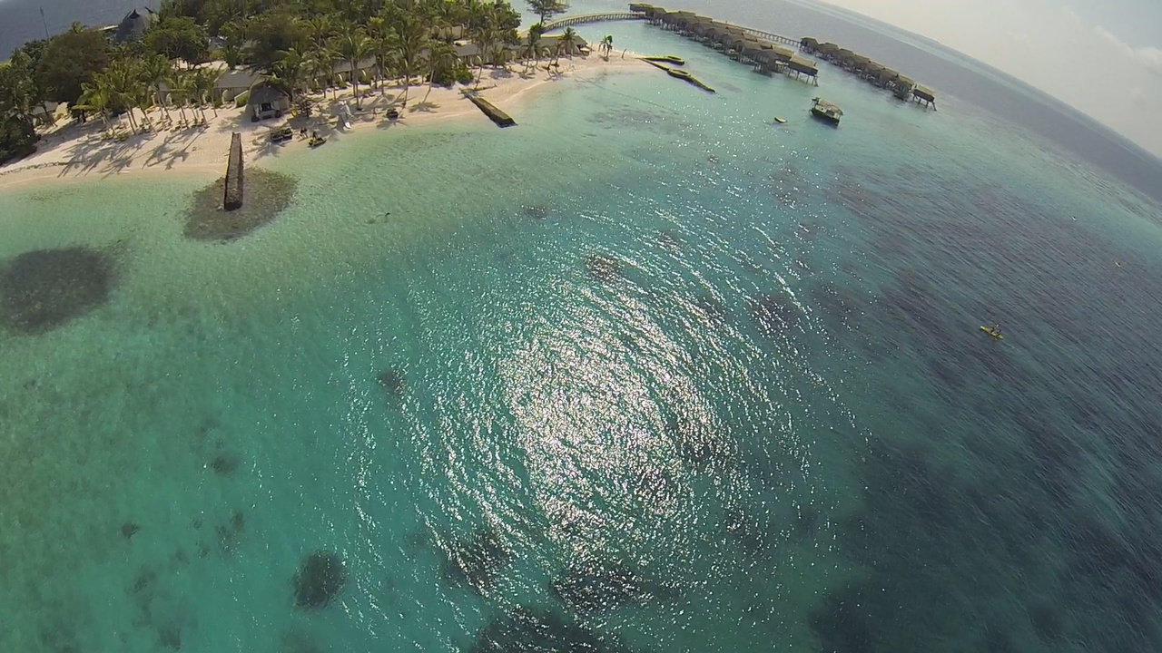 Aus der Luft gefilmt (Quadrocopter) Centara Ras Fushi Resort & Spa Maldives