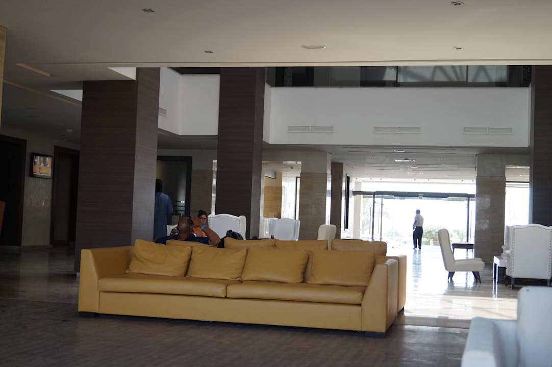 Lobby und der Eingang im Hintergrund Hotel Rosa Beach