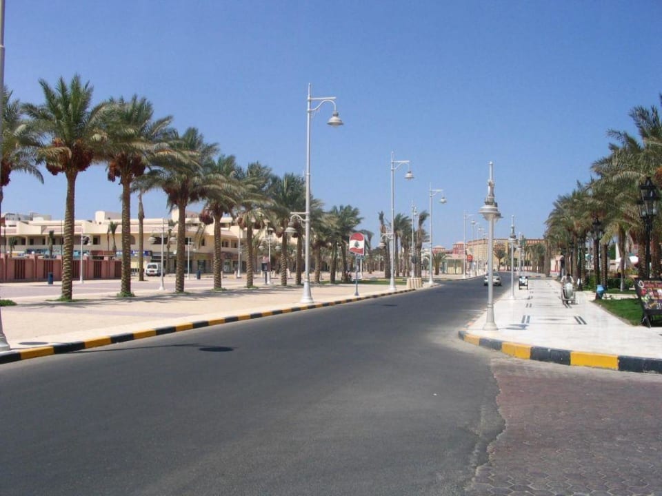 Vor dem Hotel Siva Grand Beach