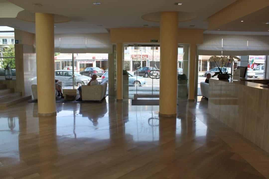 Blick von Lobby zum Ausgang Richtung Straße VIVA Golf - Adults only 18+