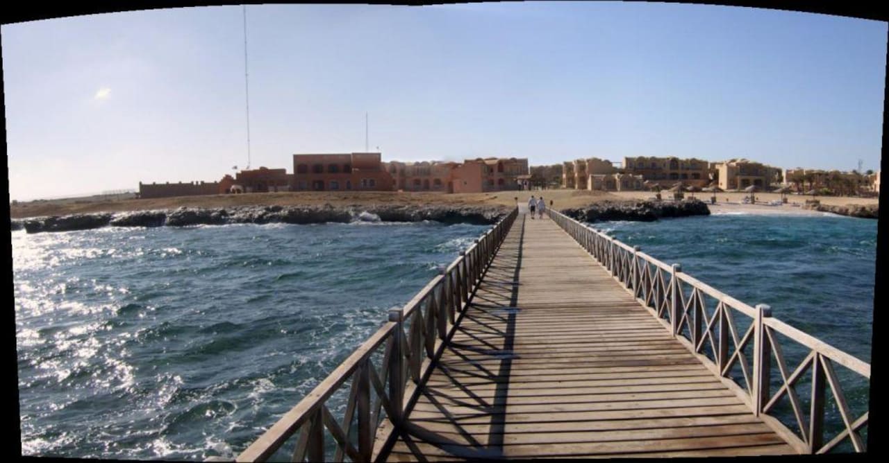 Hotelanlage vom Wasser betrachtet  Radisson Blu Resort, El Quseir
