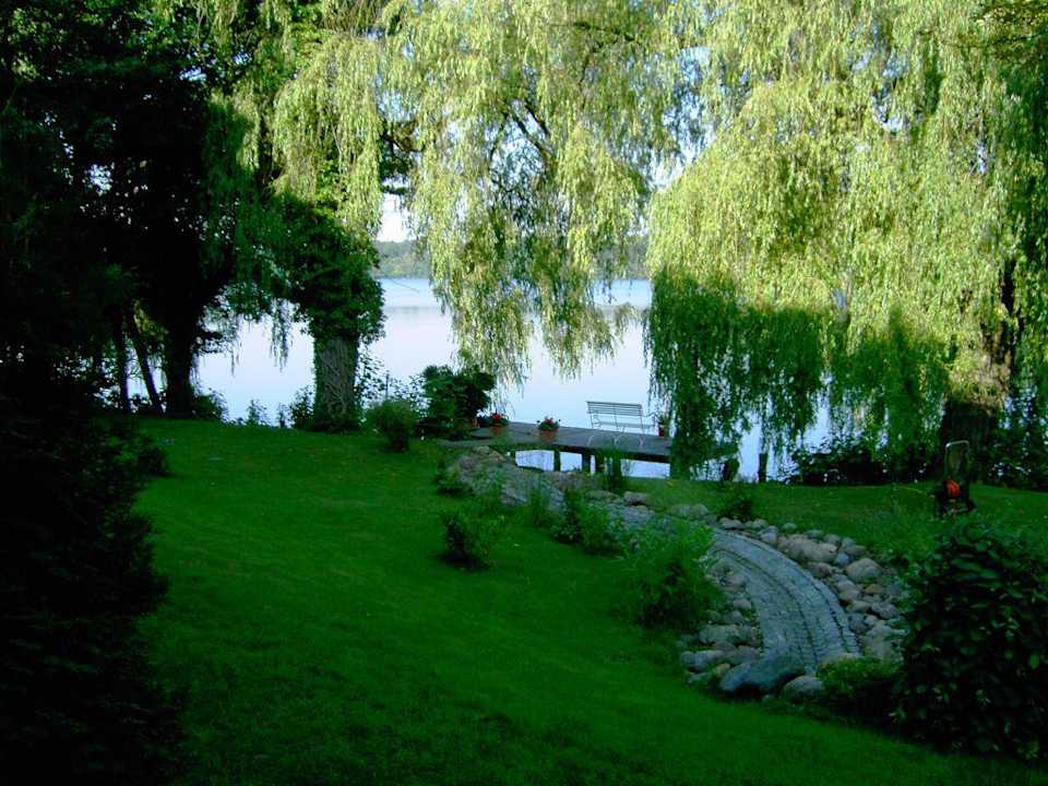 Blick von der Zimmerterrasse zum Steg Hotel Seegasthof im Volkshaus