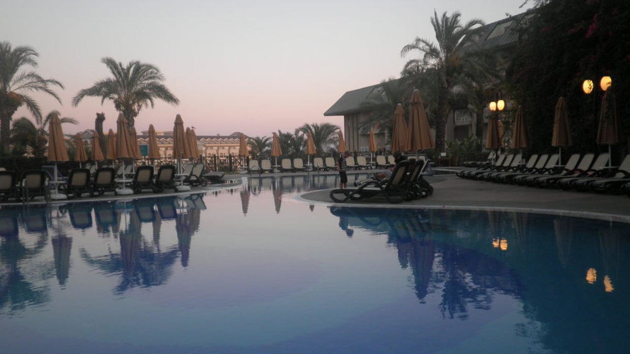 Abendessen am Pool Hotel Novum Garden Side