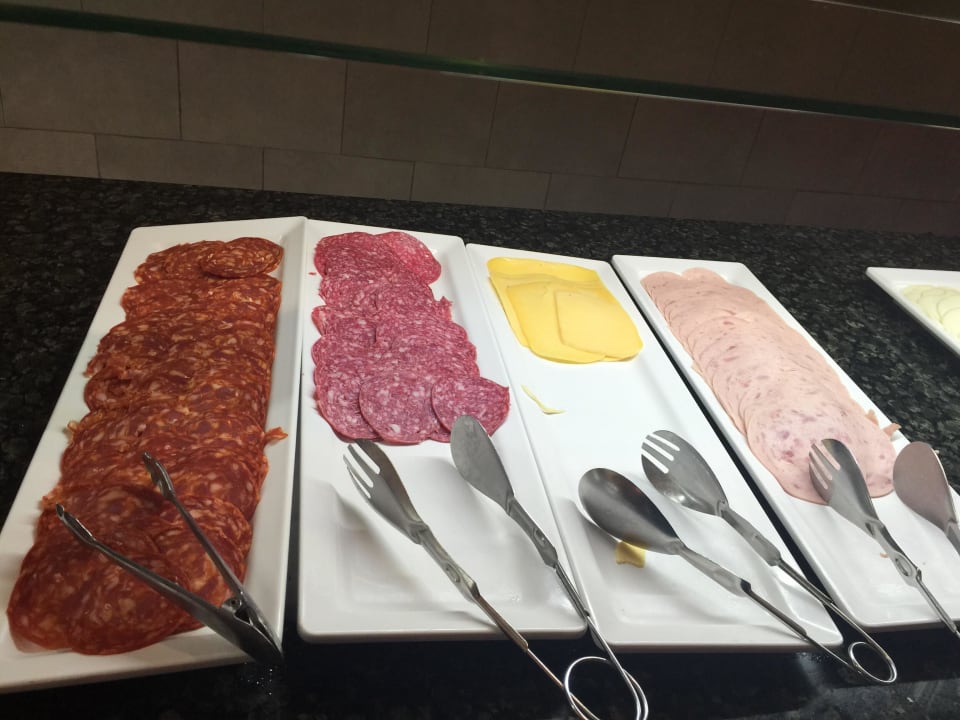 Wurstauswahl zum Frühstück LABRANDA Bahía y Villas Fañabé