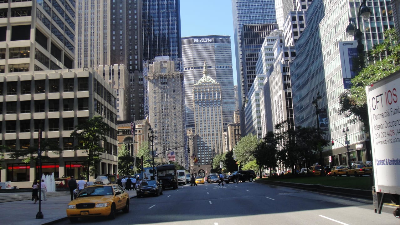 Links Hotel i.Gerüst, Grand Central Station i.d.Mitte The Waldorf Astoria New York