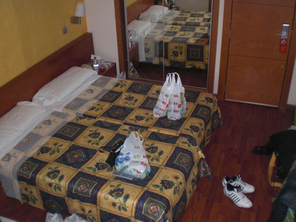 Bett und Einbauschrank MLL Blue Bay Hotel