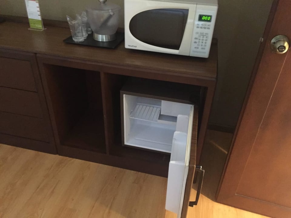 Minibar und Mikrowelle Hotel Country Inn & Suites By Carlson, San Jose