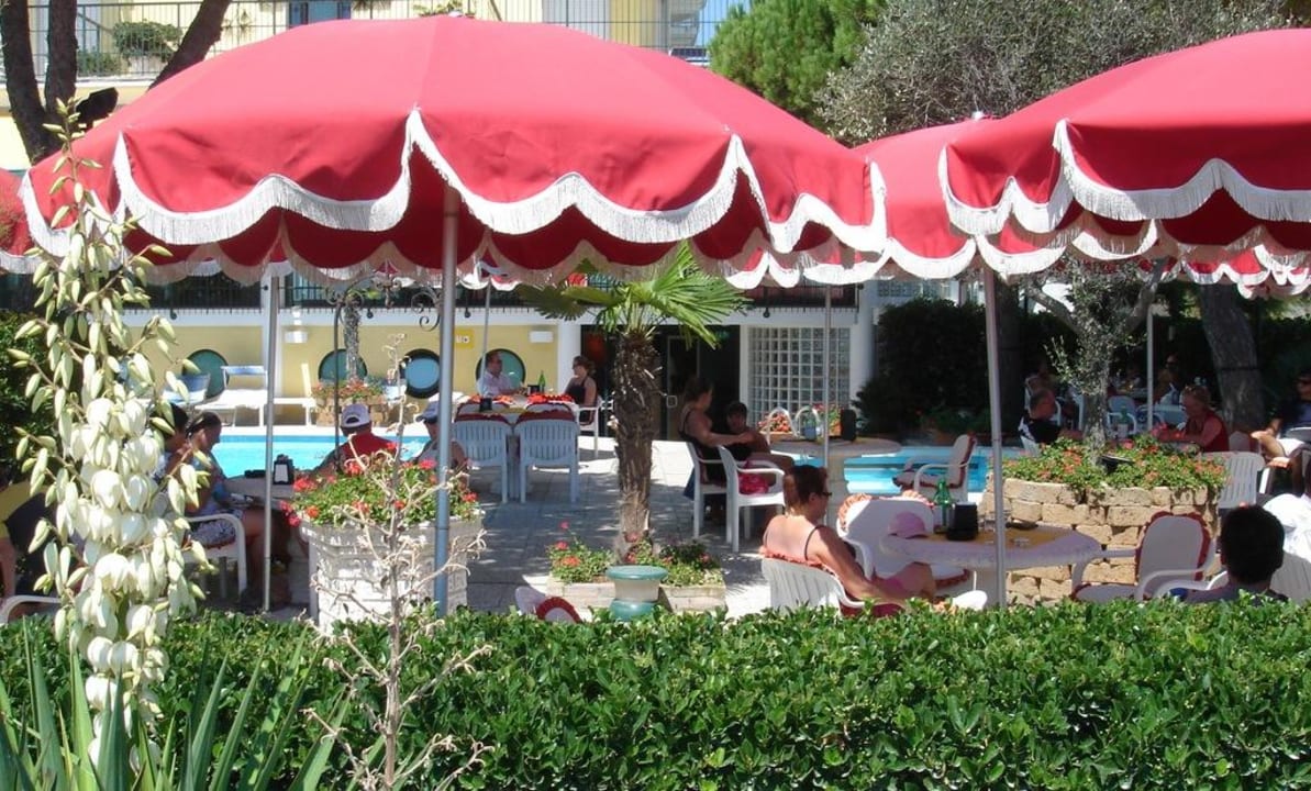 Questa è la terrazza dell'hotel con bella vista  TERMINI Beach Hotel & Suites