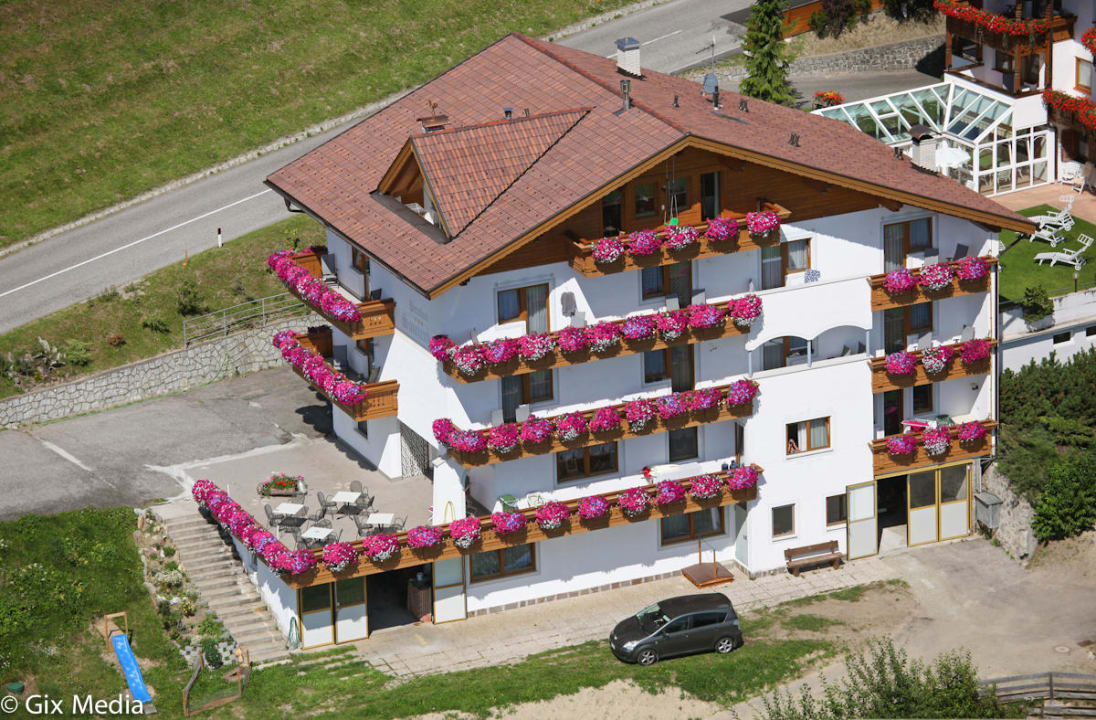 Unser Haus ist direkt im Ortskern  Pension Sonnenhof