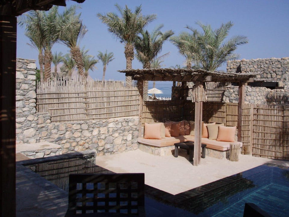 Pavillon im Garten unserer Strandvilla Six Senses Spa At Zighy Bay