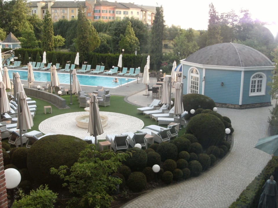 Blick auf die Poolanlage Hotel Bell Rock Europa-Park