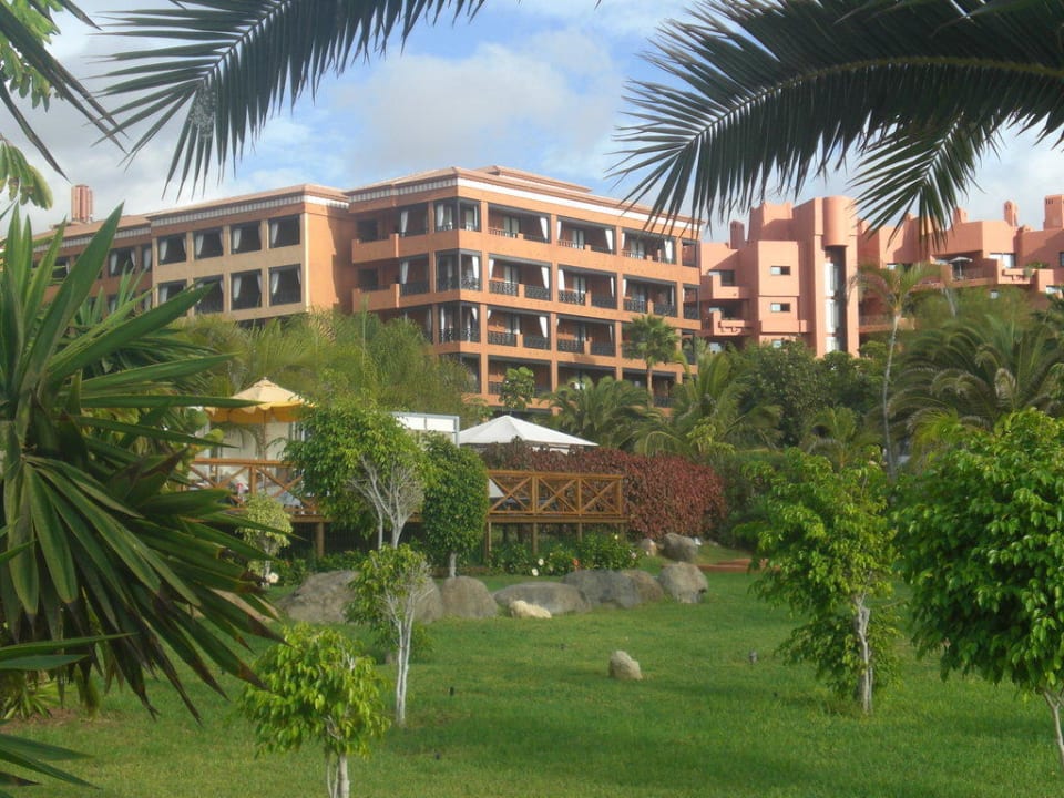 Hotel vom Minigolfplatz aus im Garten H10 Costa Adeje Palace