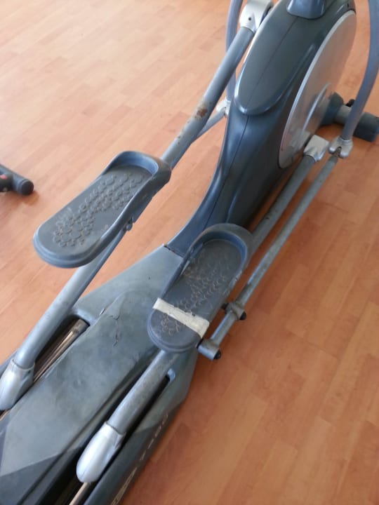 Mit Kreppband reparierter Crosstrainer LABRANDA Golden Beach