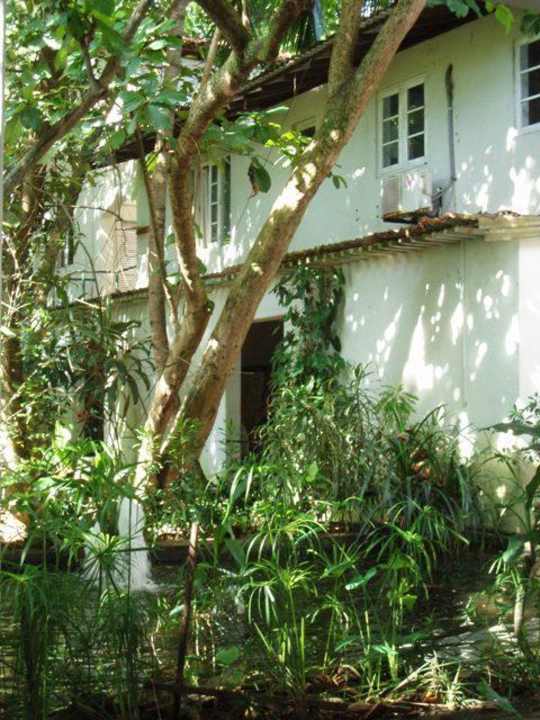 Managementgebäude hinter trop. Garten Hotel Jetwing Tropical Villas