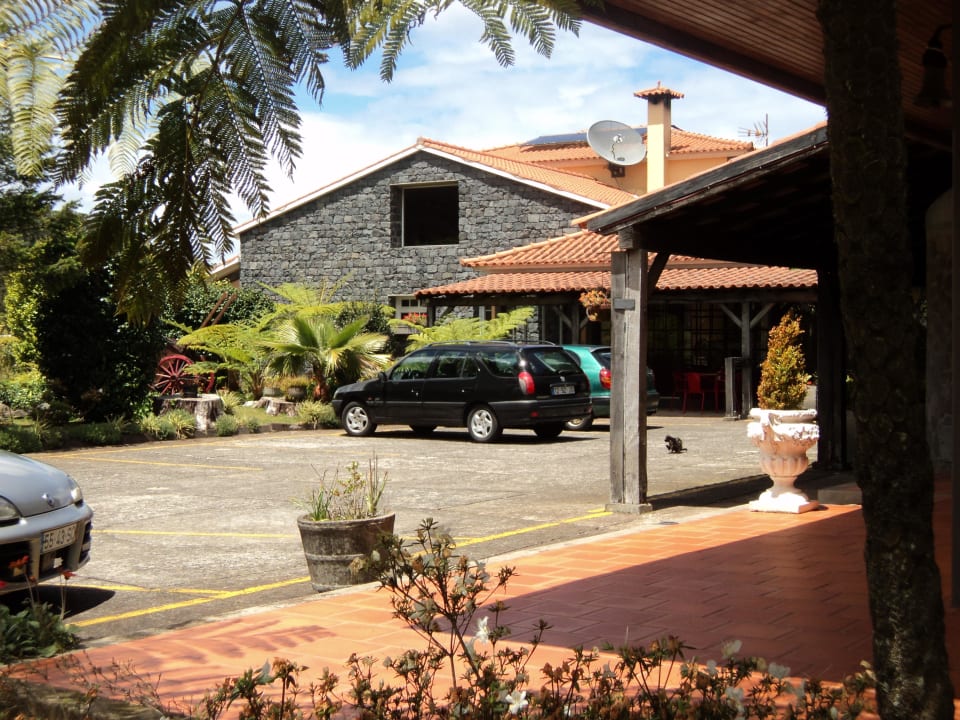 Hotel e um dos estacionamentos Hotel Estalagem a Quinta