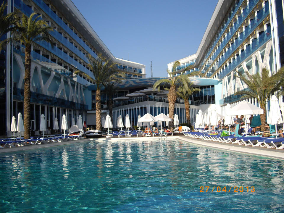 Basen między budynkami Vikingen Infinity Resort & Spa