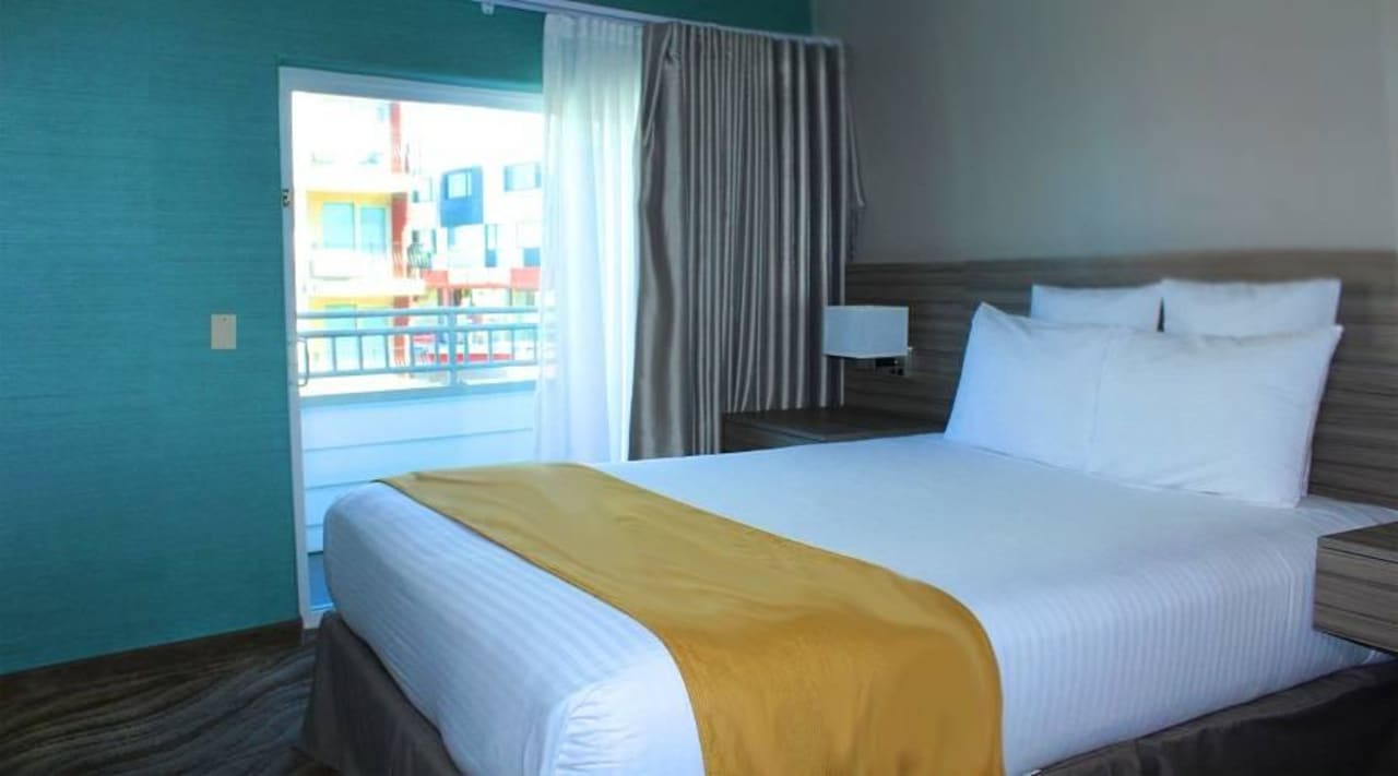 1 Queen Suite with Balcony Porto Vista Hotel