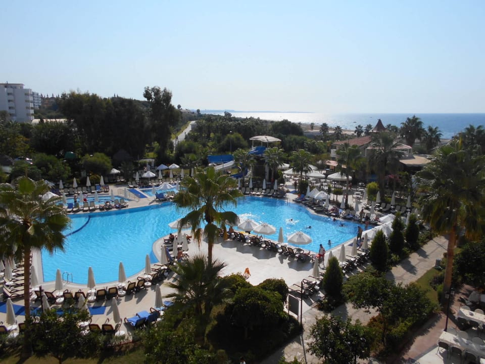 Außenpool mit Wasserrutschen Bella Resort & Spa