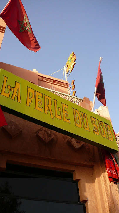 Szyld hotelu Hotel La Perle Du Sud