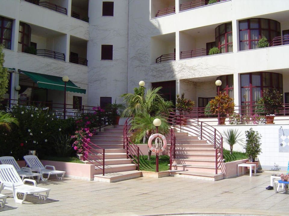 Blick vom Poolbereich zur Treppe Hotel Musa D'Ajuda