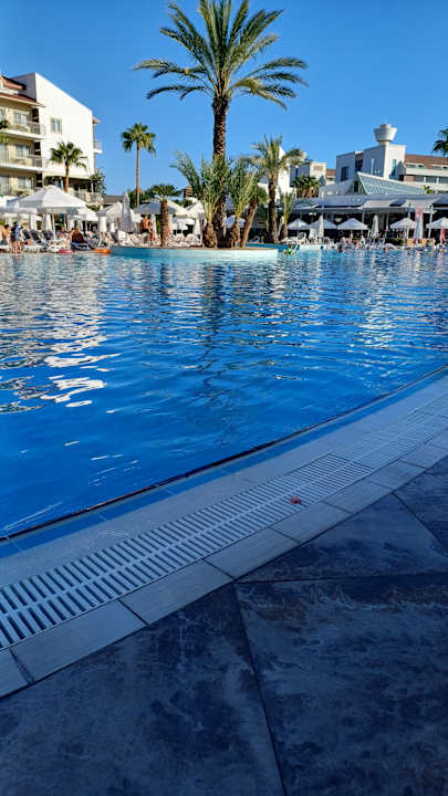 Pool Barut B Suites