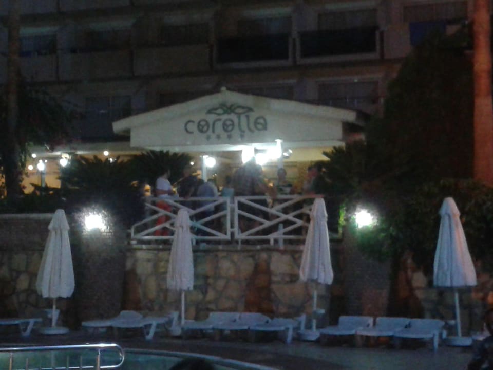 Übergang Pool/Hotel bei Nacht Seaden Corolla Hotel