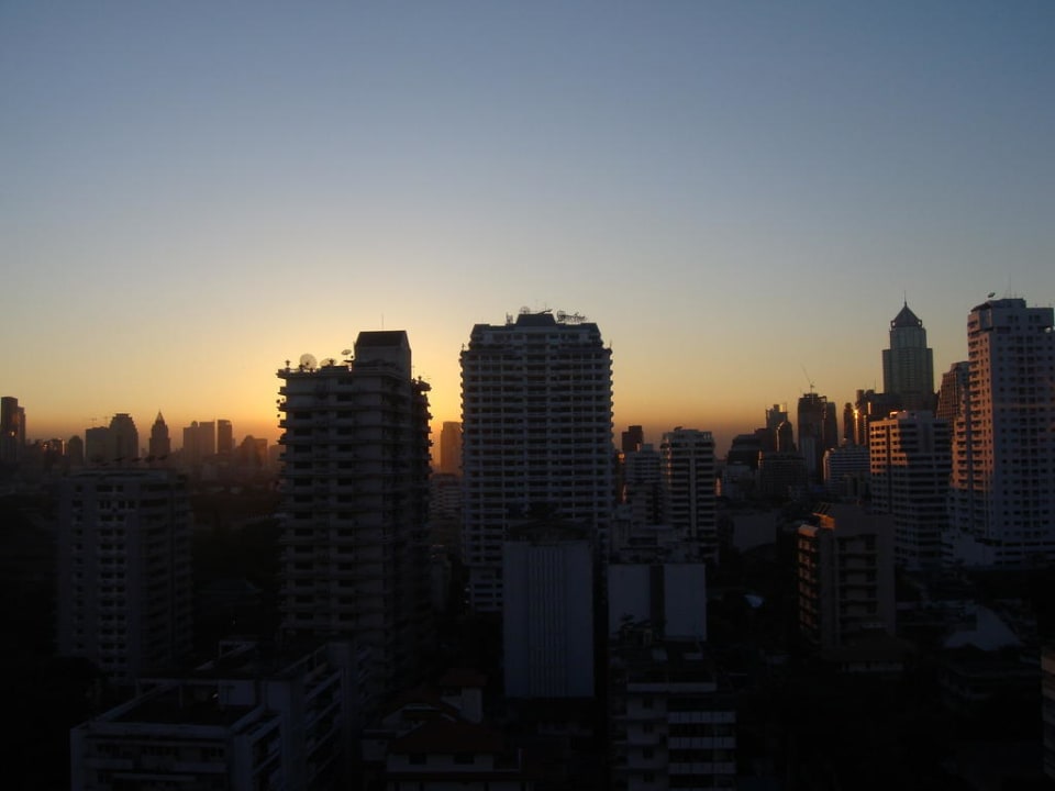 Blick vom Hoteldach und Poolbereich NH Bangkok Asoke