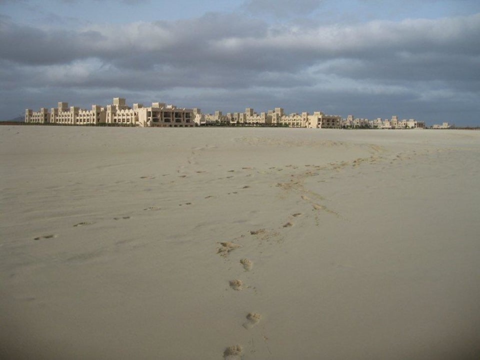 So sieht das Touareg vom Strand aus Hotel Riu Touareg
