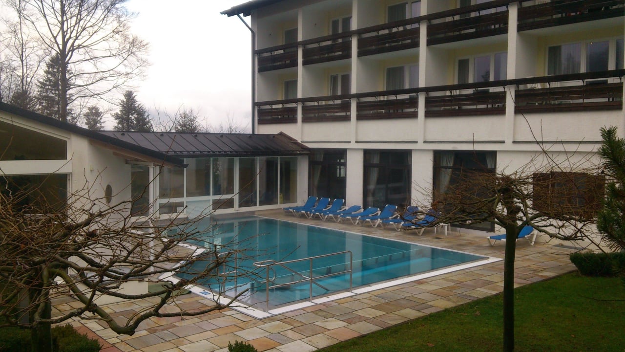 Bezeizter Außenpool Alm- & Wellnesshotel Alpenhof