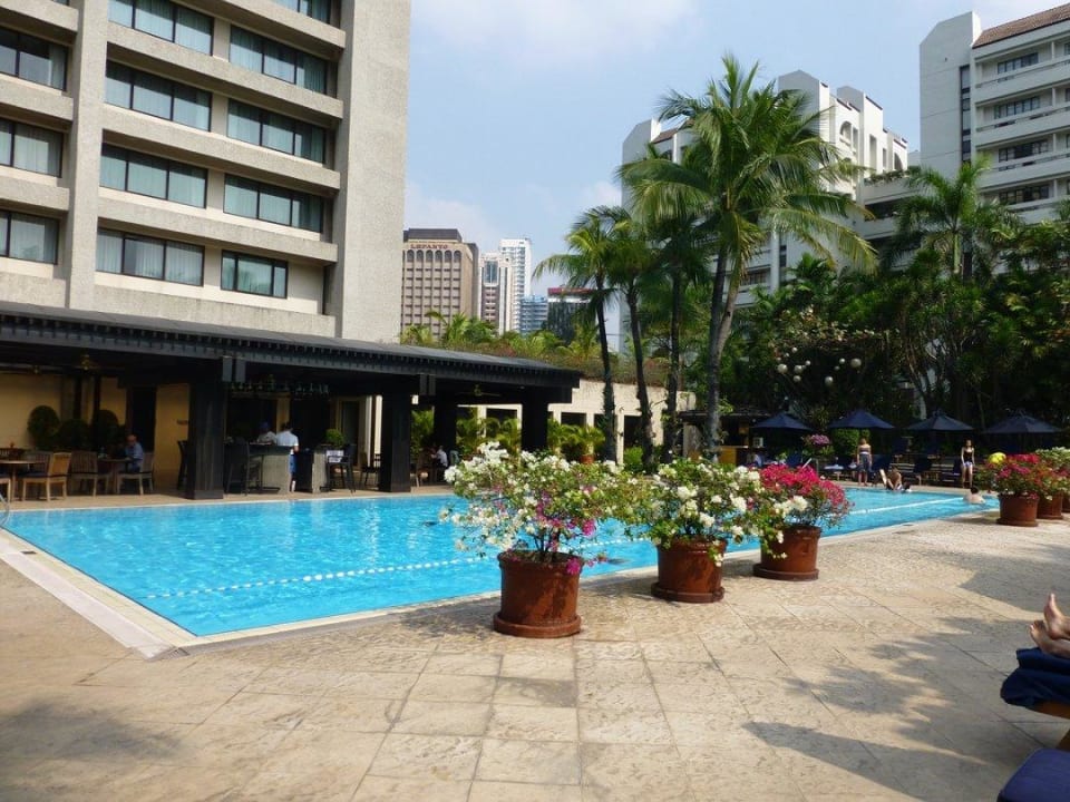 Pool mit Poolbar Hotel The Peninsula Manila
