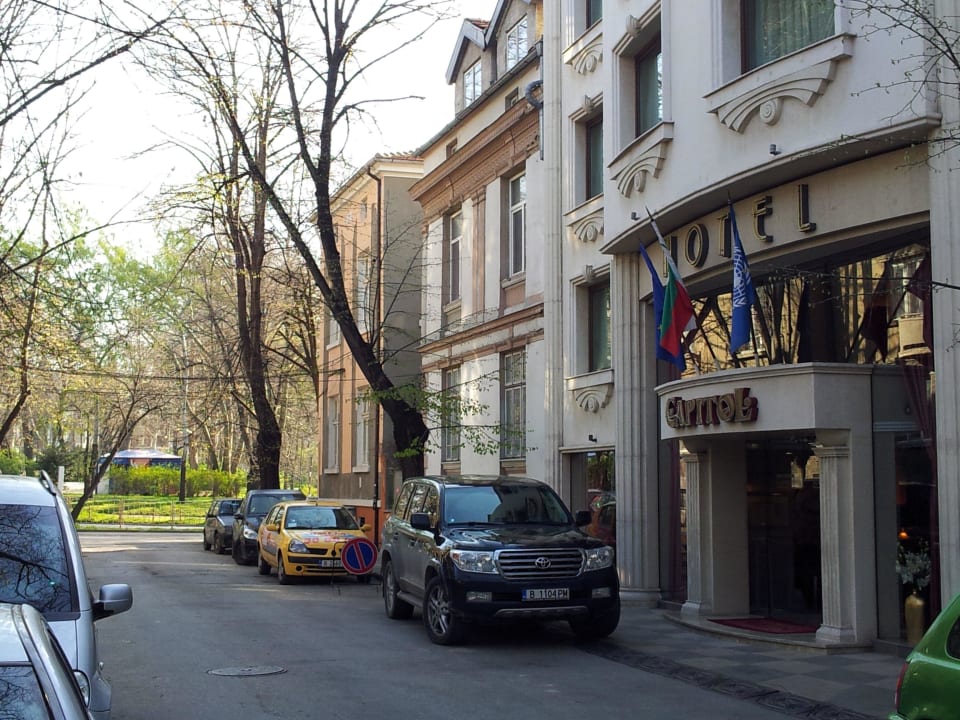 Parkeingang in Hintergrund Capitol Hotel