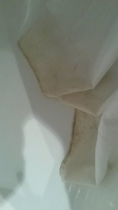 Der Duschvorhang gehört ausgewechselt Schimmel Hotel Sineva Beach