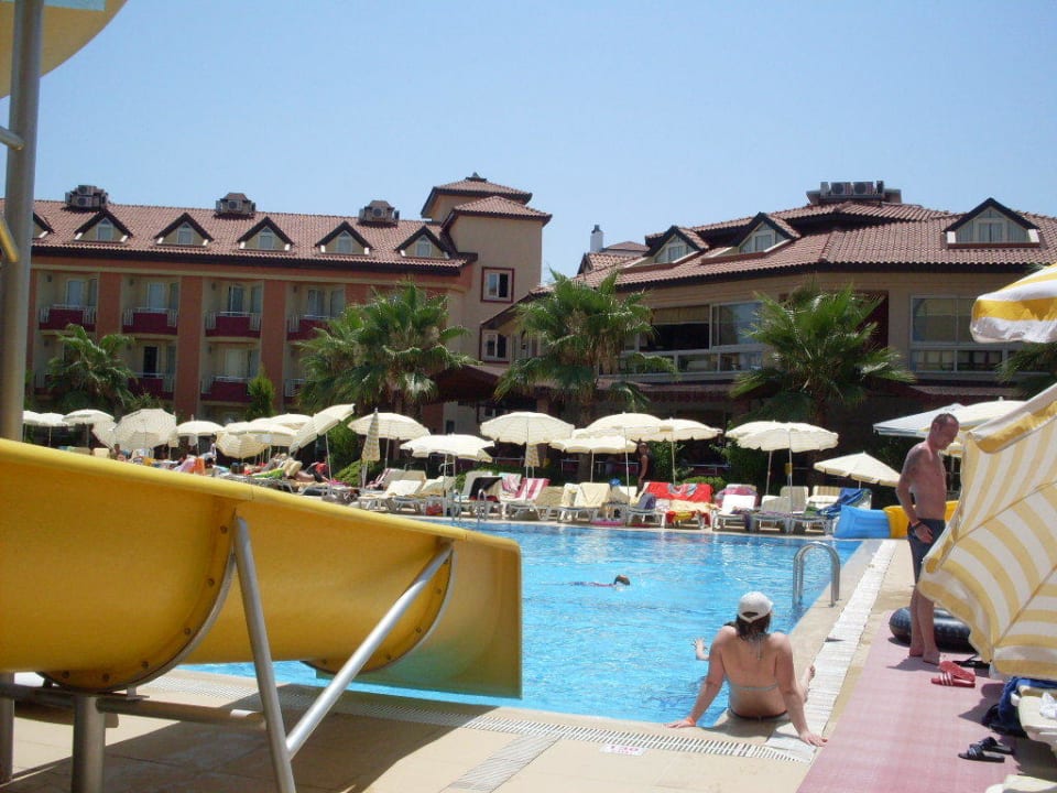 Pool mit Blick auf das Restaurant Hotel Orfeus Park