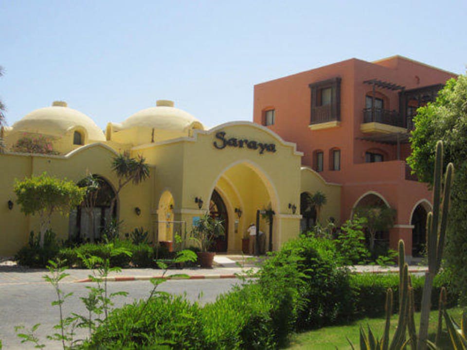 Vor dem Hoteleingang Jaz Makadi Saraya Resort