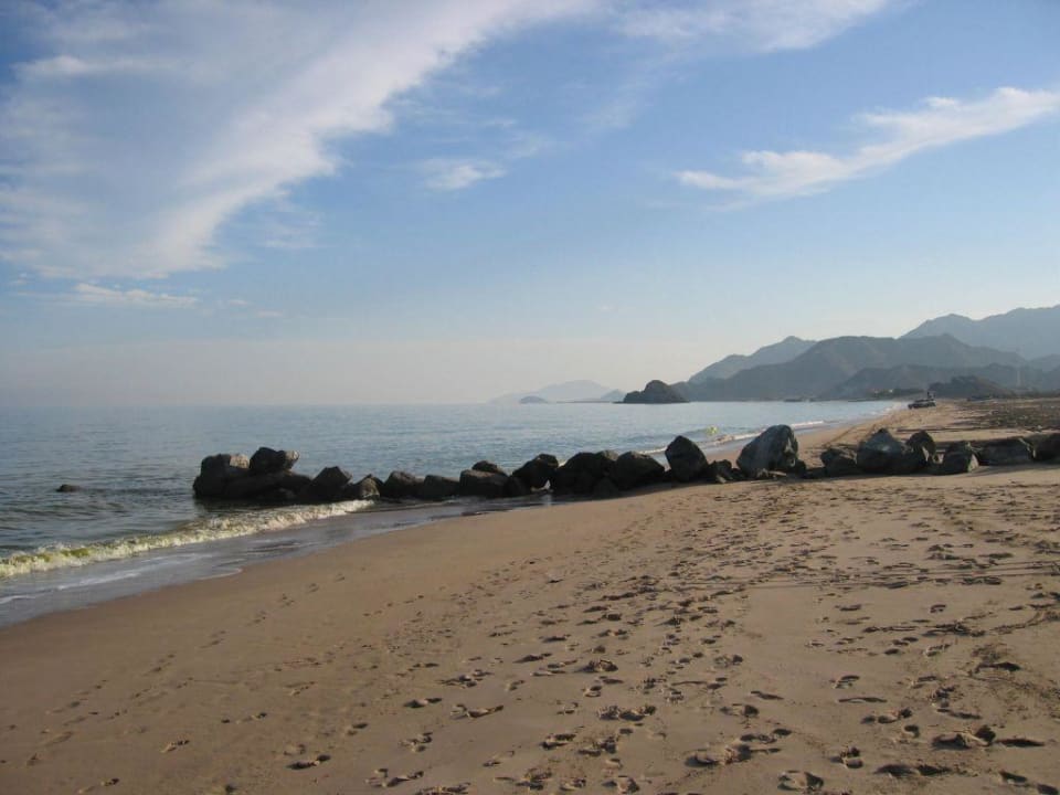 Strand zur rechten Seite Hotel Le Meridien Al Aqah Beach Resort