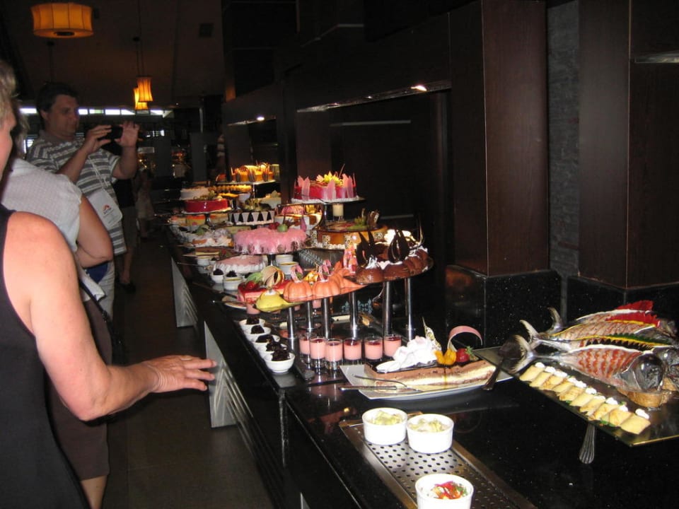Überraschungsbuffet am Abend Limak Lara Deluxe Hotel & Resort