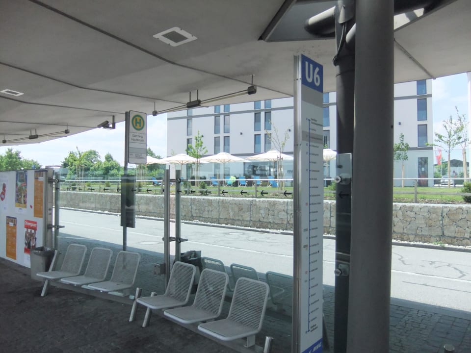 U-Bahn - U6 - dahinter Motel One Motel One München-Garching