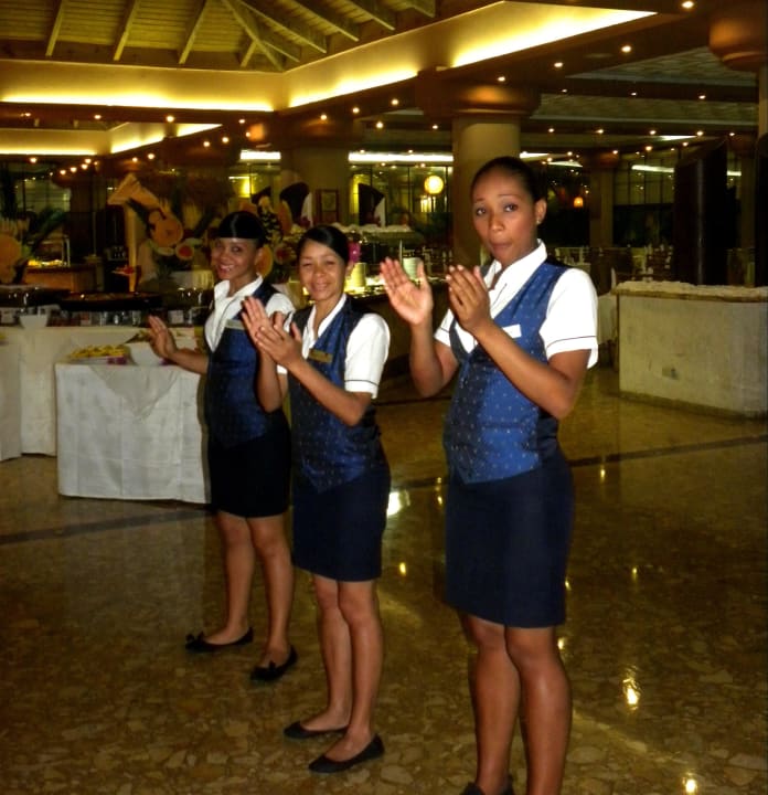 Rest Saona, Bedienung begrüßen z. span. Abendessen Grand Sirenis Punta Cana Resort & Aquagames