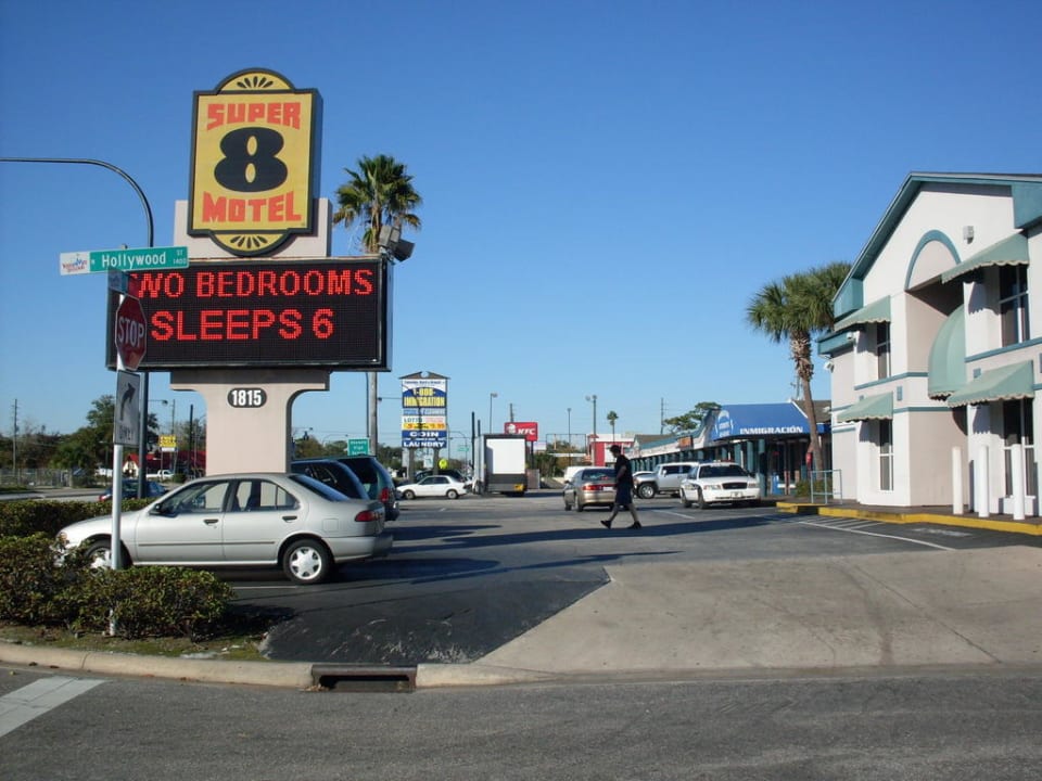 Einfahrtsbereich Hotel Super 8 Kissimmee Suites