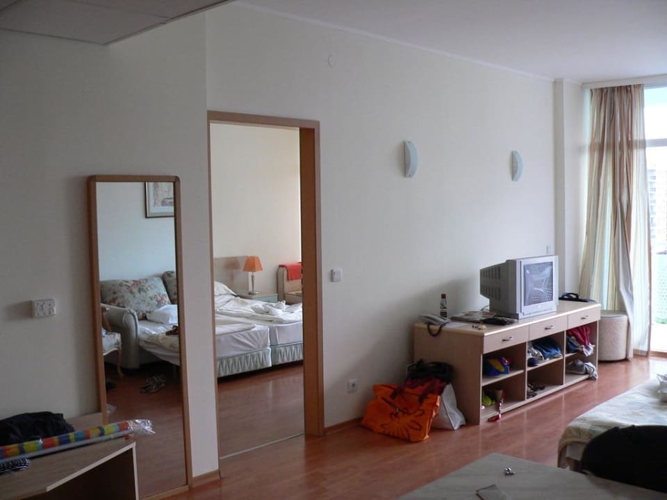 Wohnküche und Schlafzimmer  Grand Hotel Oasis