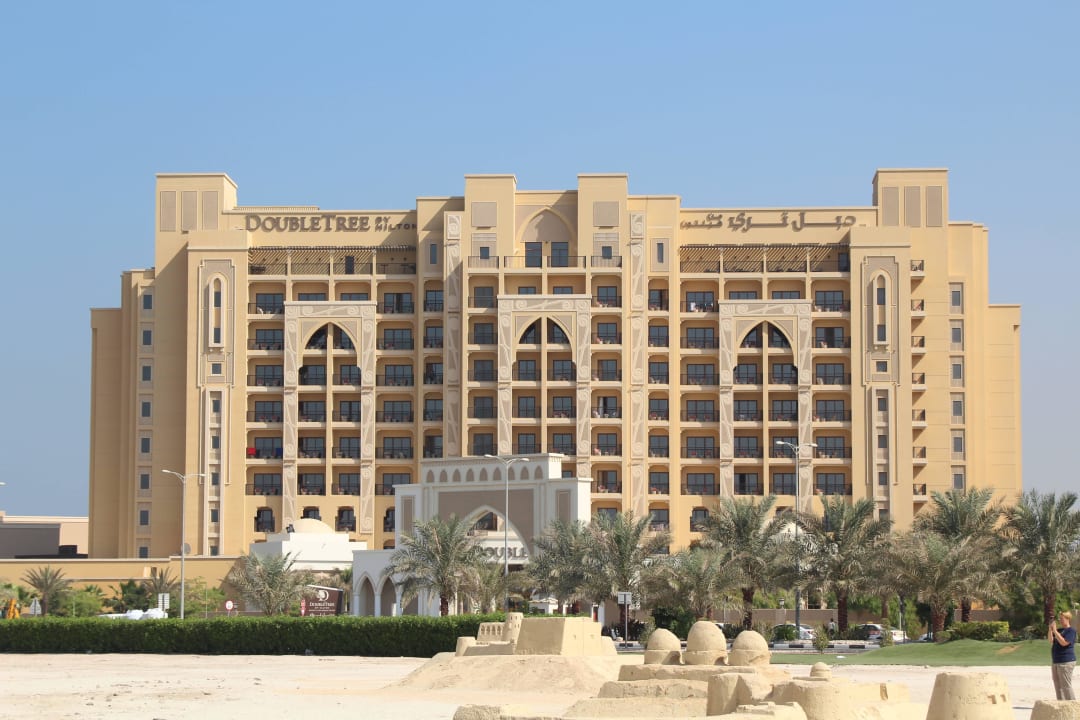 Hotel von der Straße aus DoubleTree by Hilton Resort & Spa Marjan Island