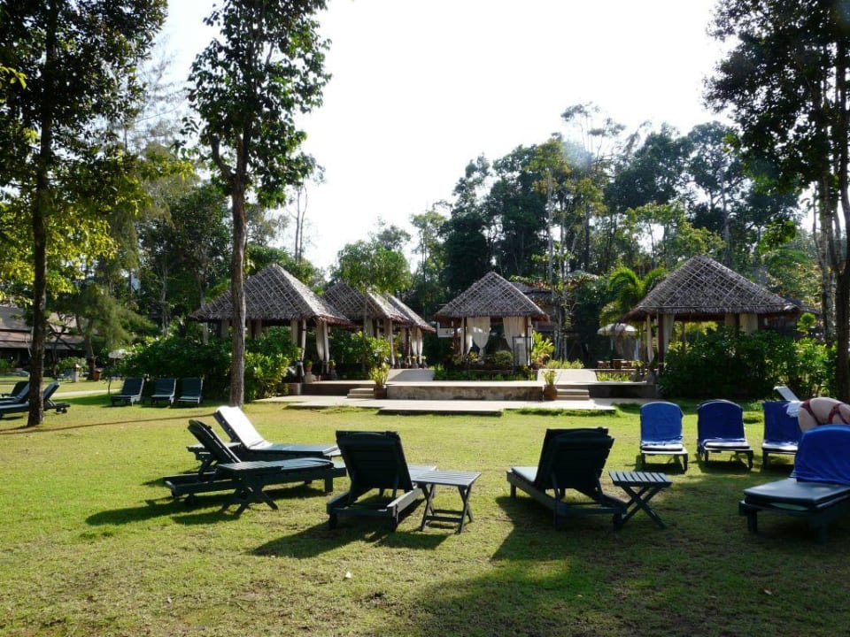 Liegewiese am Strand Khao Lak Merlin Resort