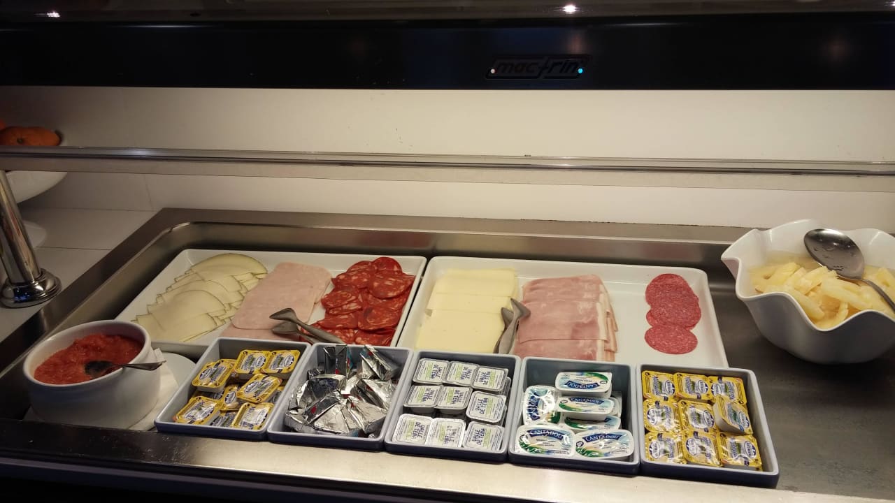 Frühstücksbüfett - Wurst und Käse, Dosenananas Hotel Holiday Inn Express Barcelona-Sant Cugat