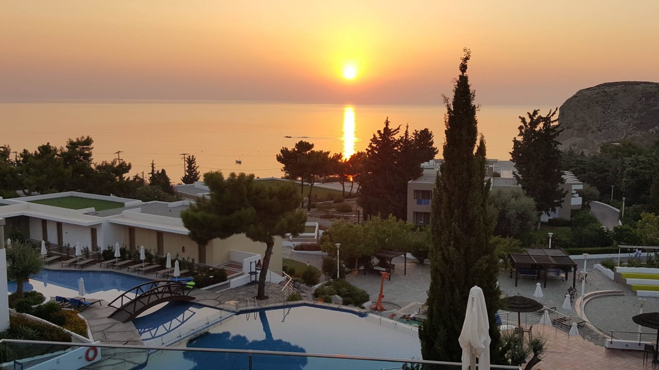 Pool bei Sonnenaufgang alltoura Club Hotel Porto Angeli Beach Resort