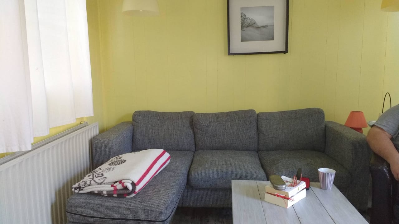 Ausgelutschte Couch in siffigem Raum Het Grootslag Vakantiepark