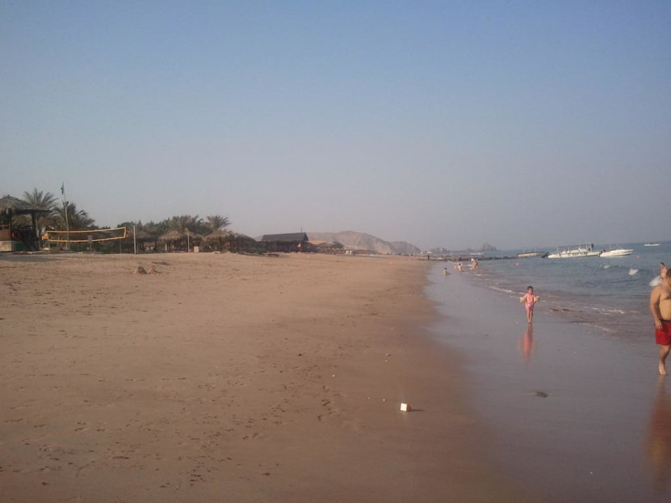 Blick über den Strand auf das Rotana Beach Resort Hotel Le Meridien Al Aqah Beach Resort